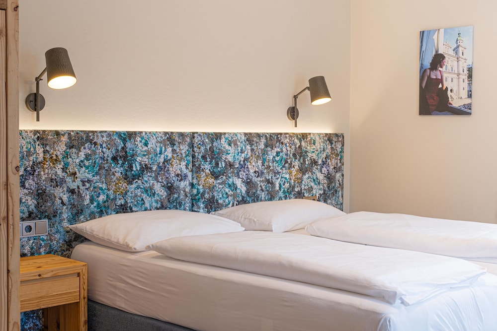 Economy Double Room - Streetside photo 3