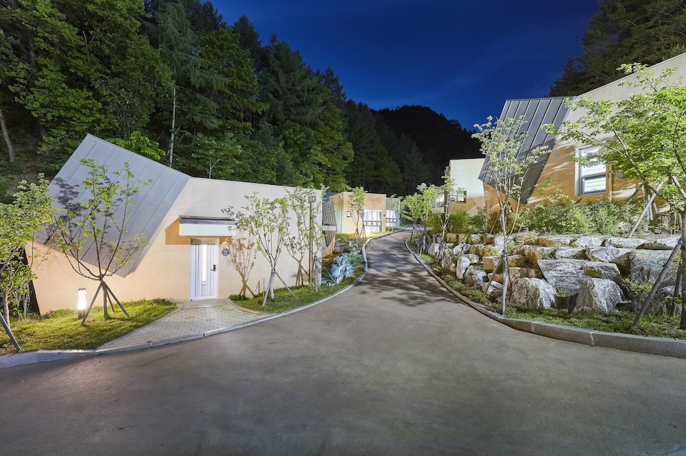 [Healing Book Staycation Pkg] C Type: Mat (Rental) + 1 Book