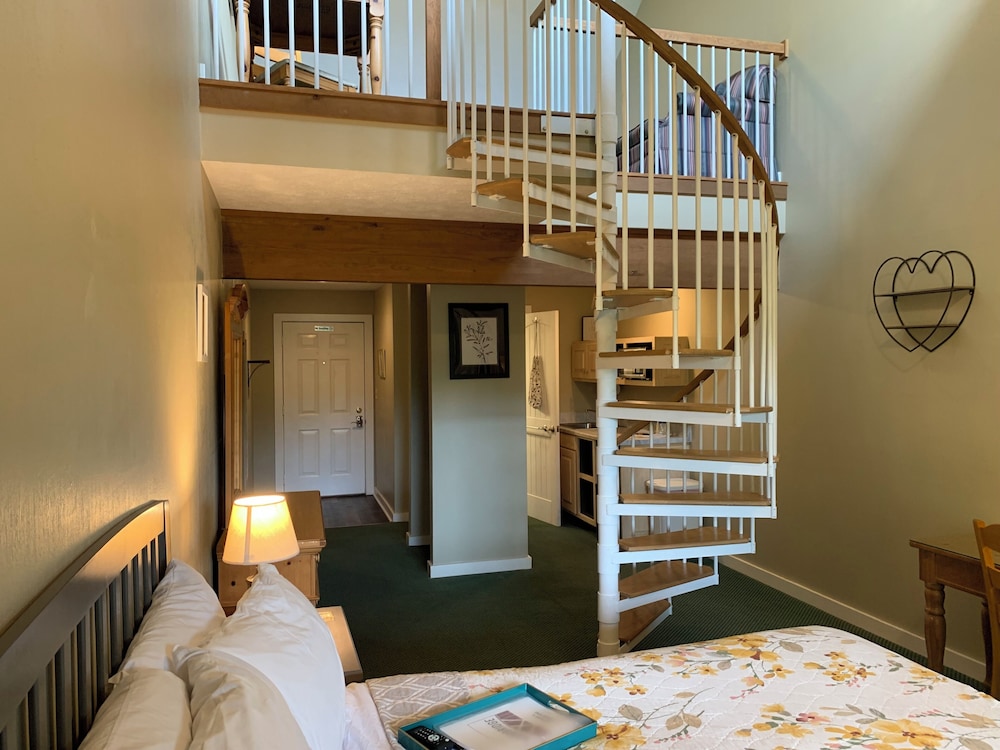 Signature Suite, 2 Bedrooms, Balcony, Mountain View