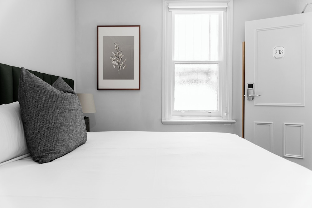 Deluxe King Room, 1 King Bed - Photo 1