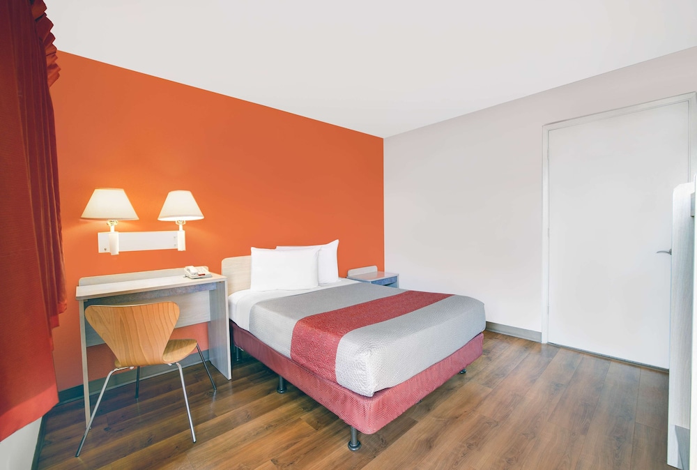 Deluxe Room, 1 Queen Bed, Non Smoking, Refrigerator & Microwave photo 1