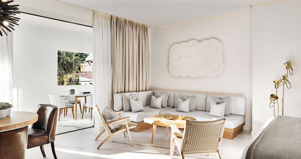 Studio Suite Plaza