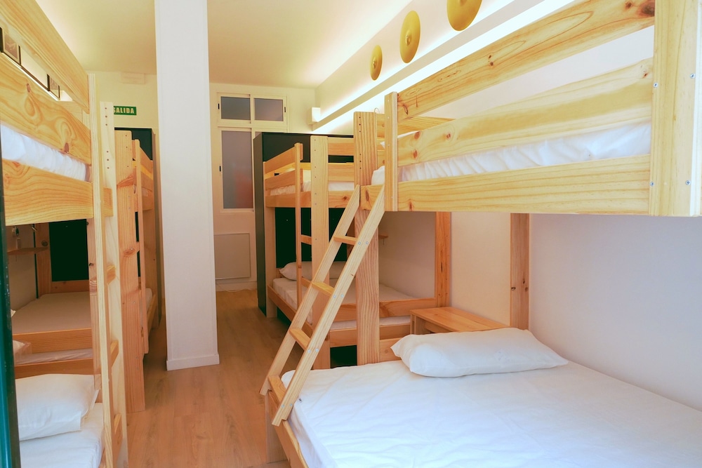 Dormitorio compartido, Dormitorio mixto, Baño compartido (Cama doble en una habitación con 8 camas)