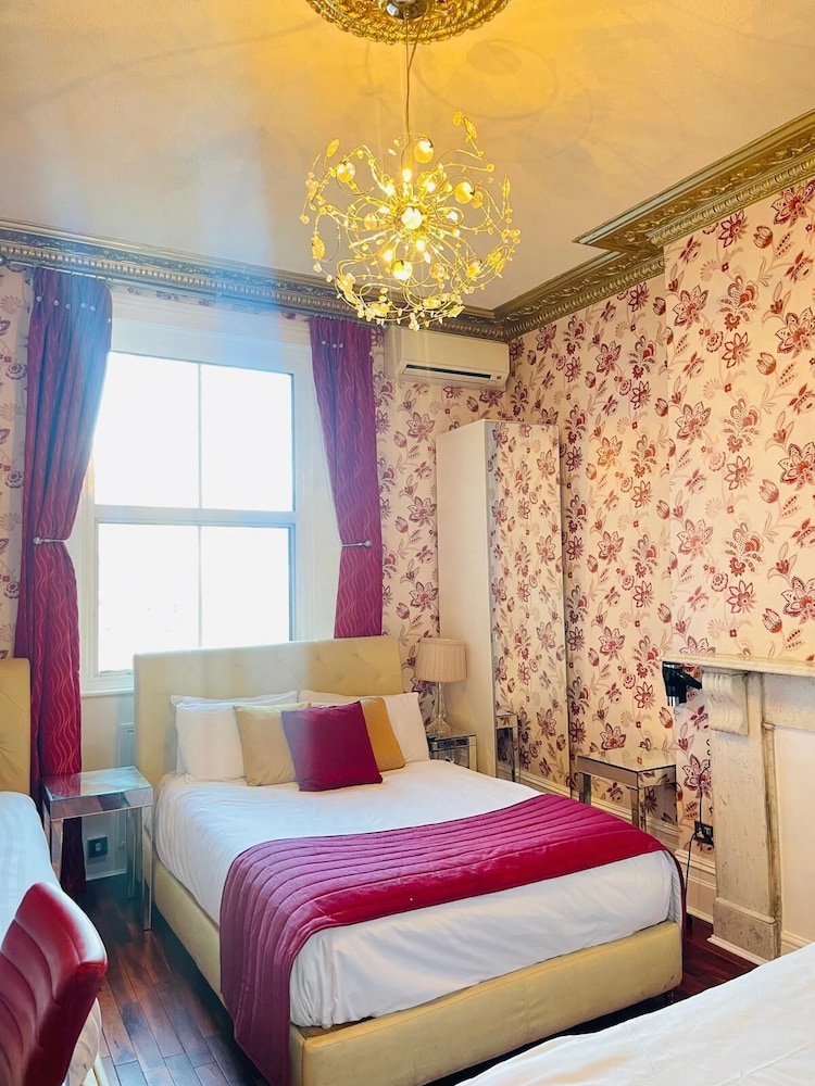 Standard Triple Room, Private Bathroom photo 2