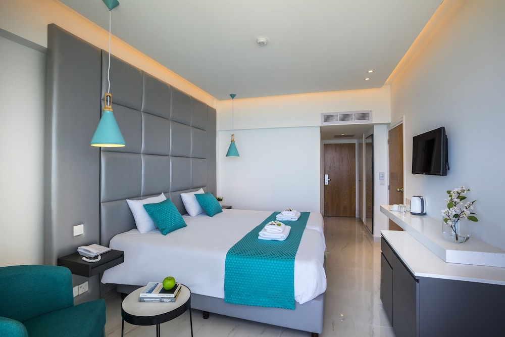 Comfort Double or Twin Room, 1 Bedroom, Balcony, Partial Sea View photo 2