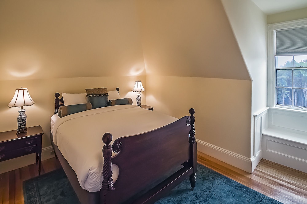 Crocked Frame Room , 1 Queen Bed, Petite claw foot tub and shower photo 1