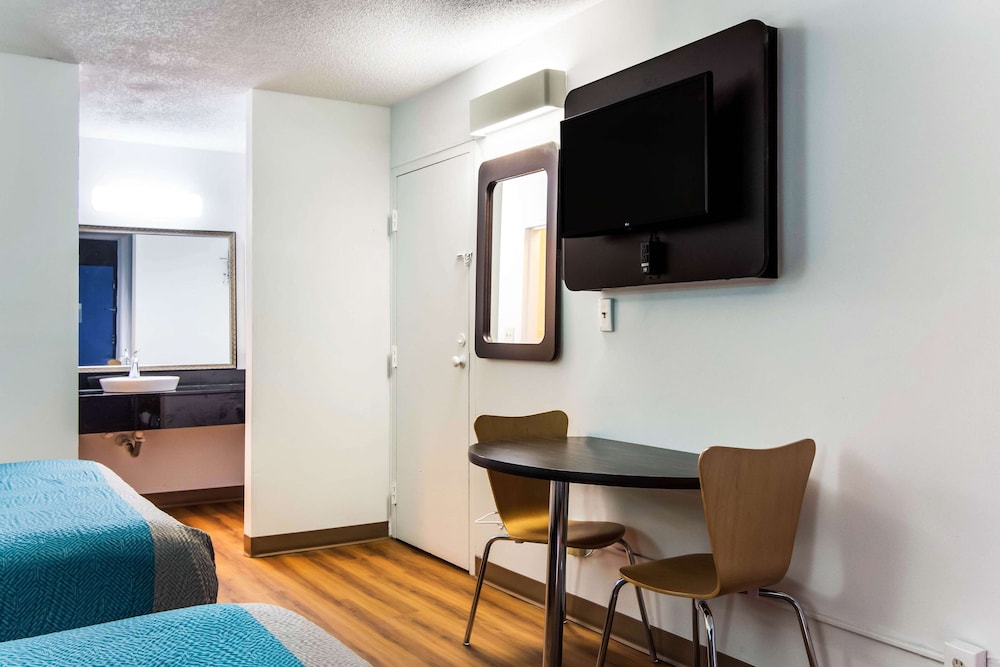 Standard Room, 2 Queen Beds, Non Smoking, Refrigerator & Microwave - Photo 3