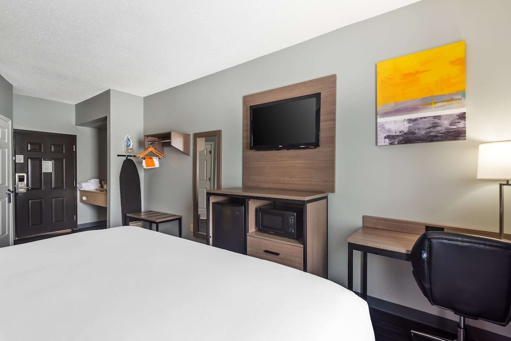 Standard Room, 1 King Bed, Non Smoking - Photo 2