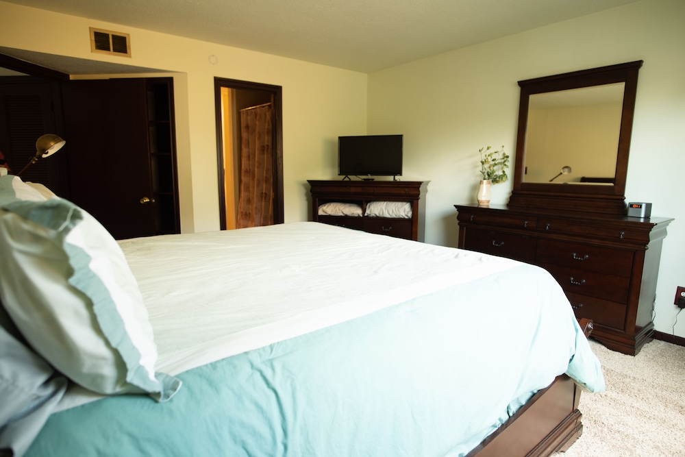 Luxury Condo, 2 Bedrooms, Balcony, Lake View photo 2