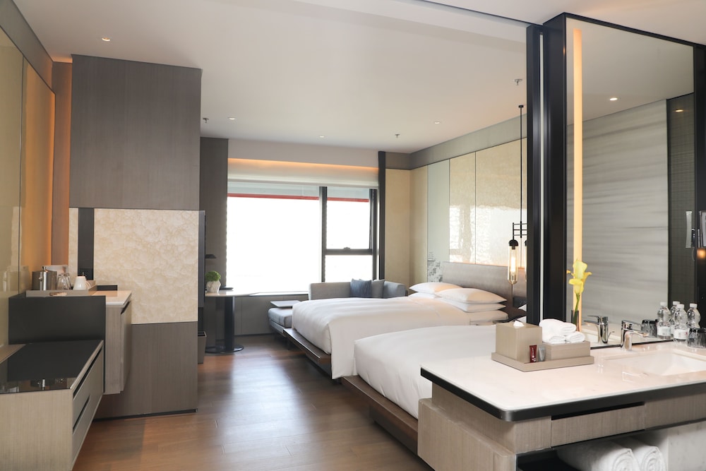 Superior Room, 2 Twin Beds, City View - Photo 7