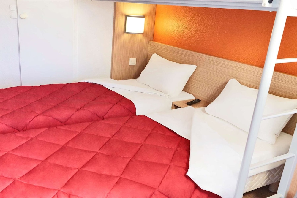 Standard Room, 3 Twin Beds photo 3