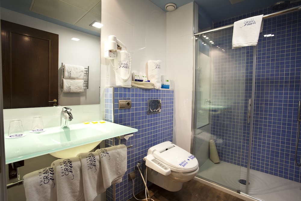 Superior Suite - Photo 14