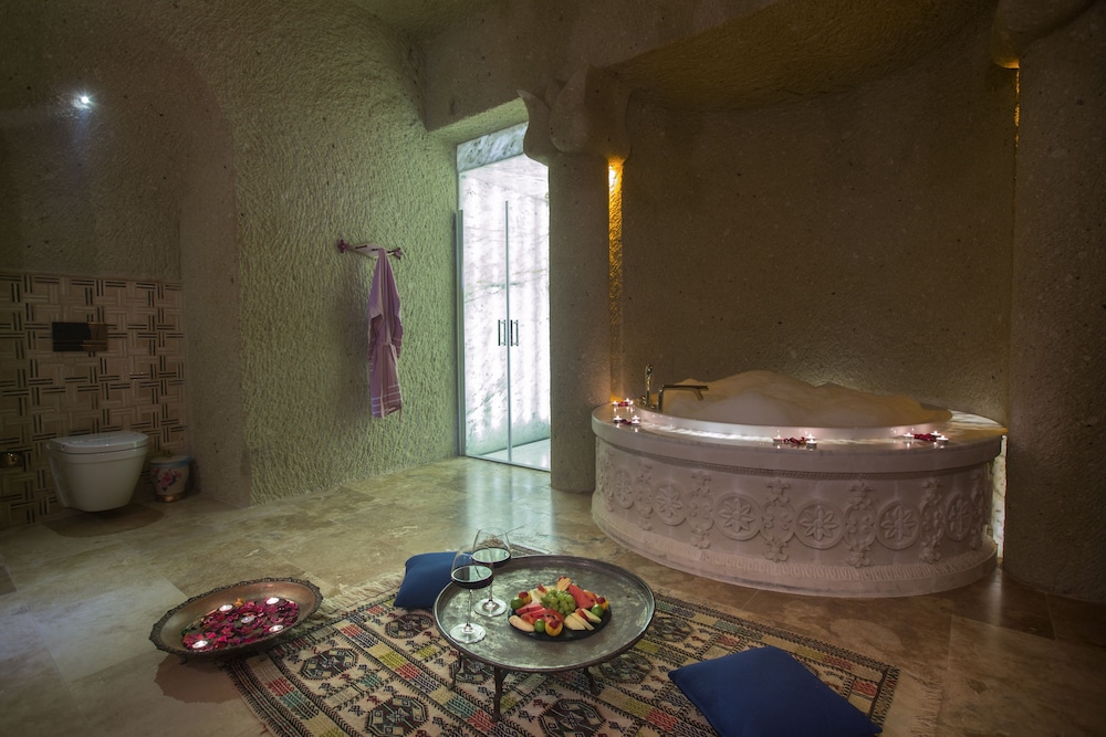 Premium Suite, 1 King Bed, Private Bathroom thumbnail 5