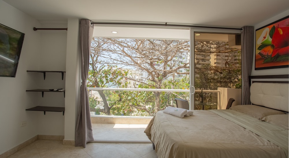 Deluxe Studio Suite, Partial Ocean View