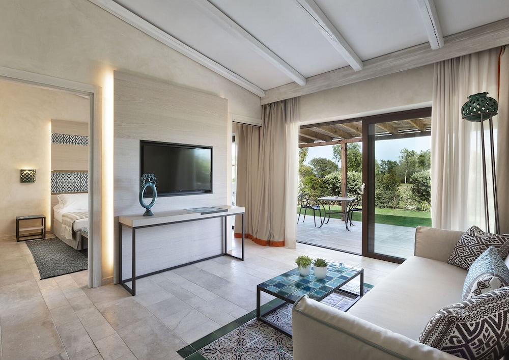 Family Room, 2 Bedrooms- Kids & Teens Free - Photo 2