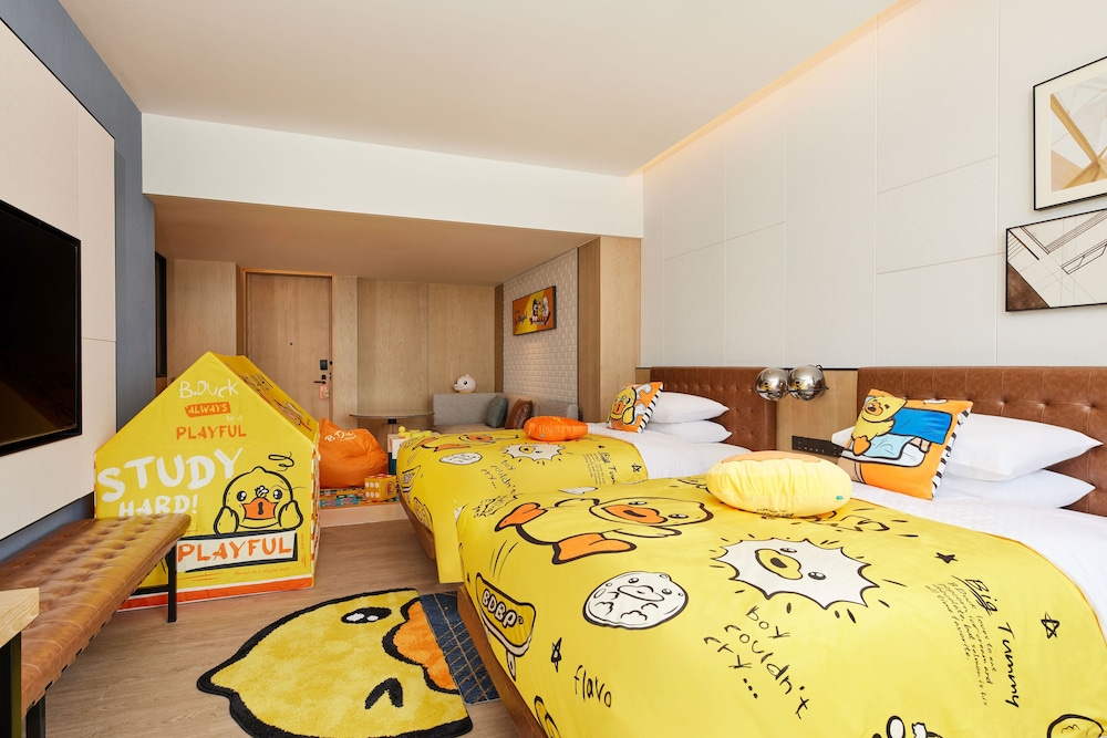 Room, 2 Double Beds, City View