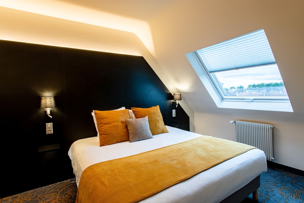 Junior Suite, 1 Queen Bed with Sofa bed, Non Smoking, Pool Access photo 3