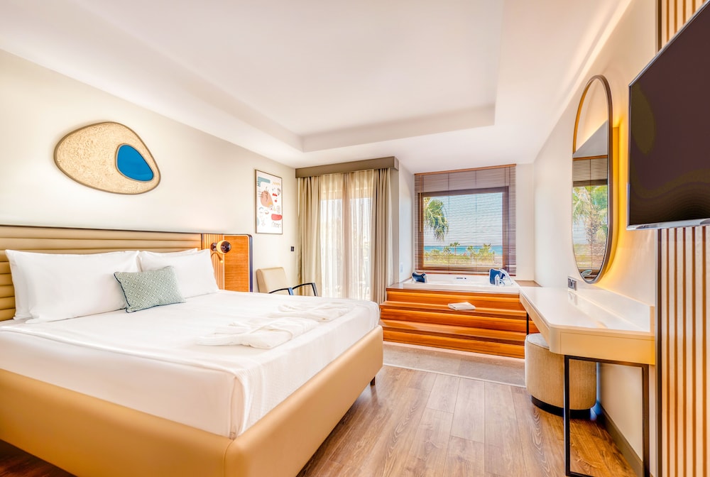 Comfort Standard Jacuzzi Room, +13