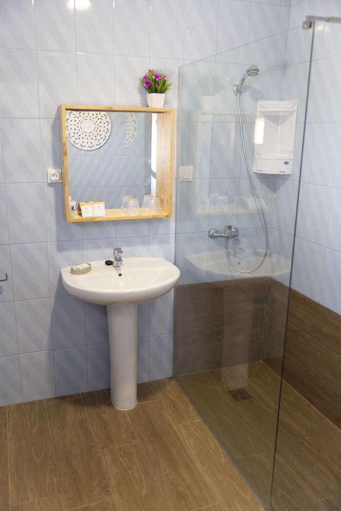 Basic Double Room, 1 Double Bed photo 2