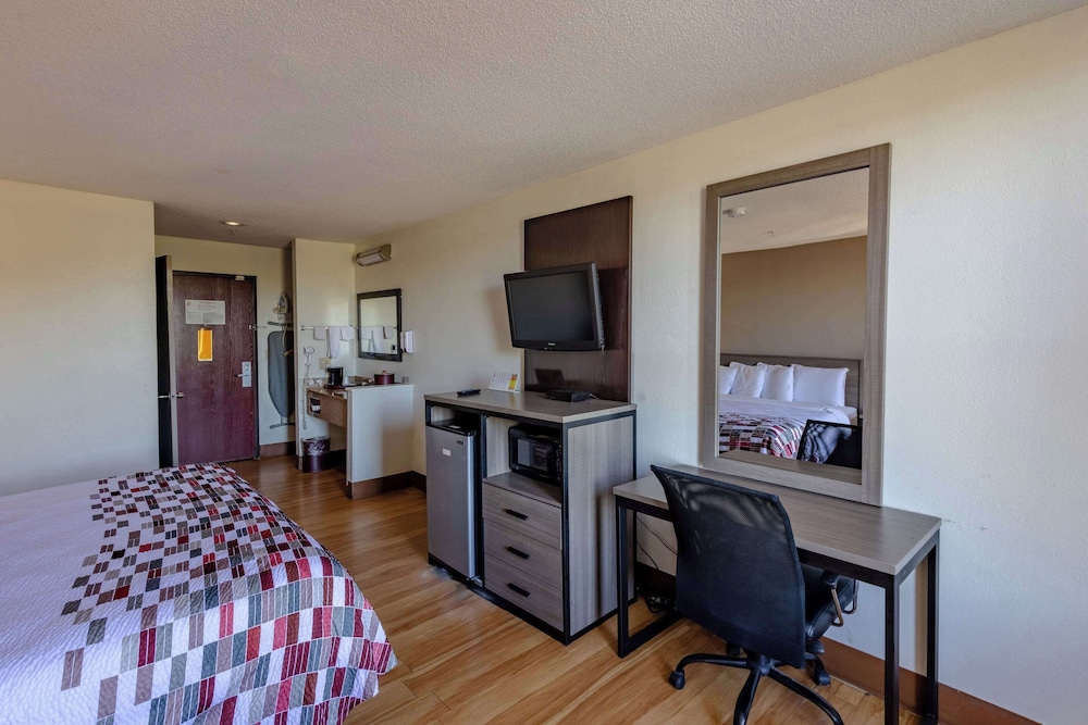 Standard Room, 1 King Bed, Non Smoking - Photo 10