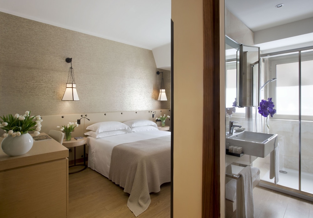 Executive Room thumbnail 5