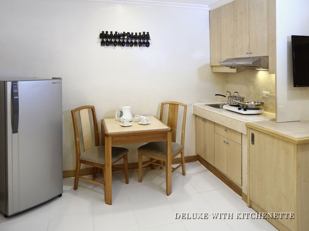 Deluxe Room with Kitchenette - Photo 2