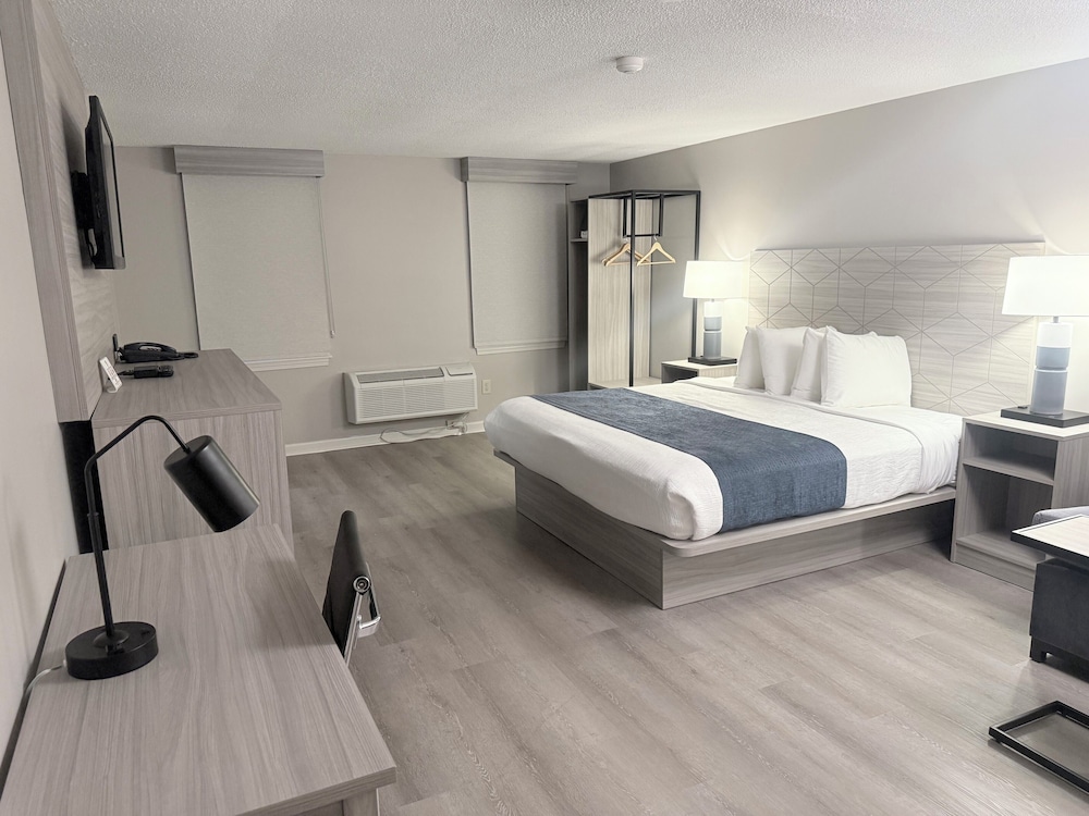 Executive Suite, 1 King Bed, Non Smoking photo 2