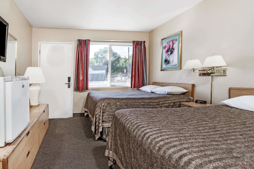 Room, 2 Queen Beds, Non Smoking photo 1
