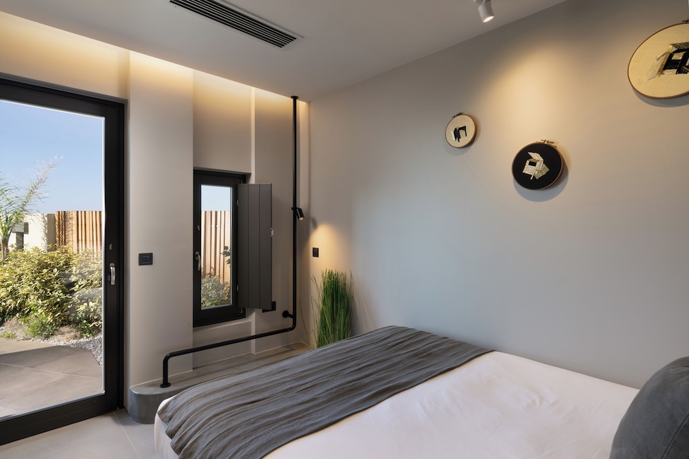Elegant Two Bedroom Suite with Private Pool and Caldera View