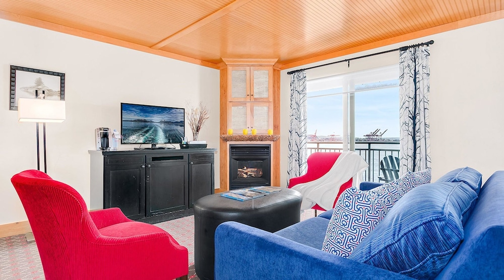 Junior Suite (Over Water) - Photo 2