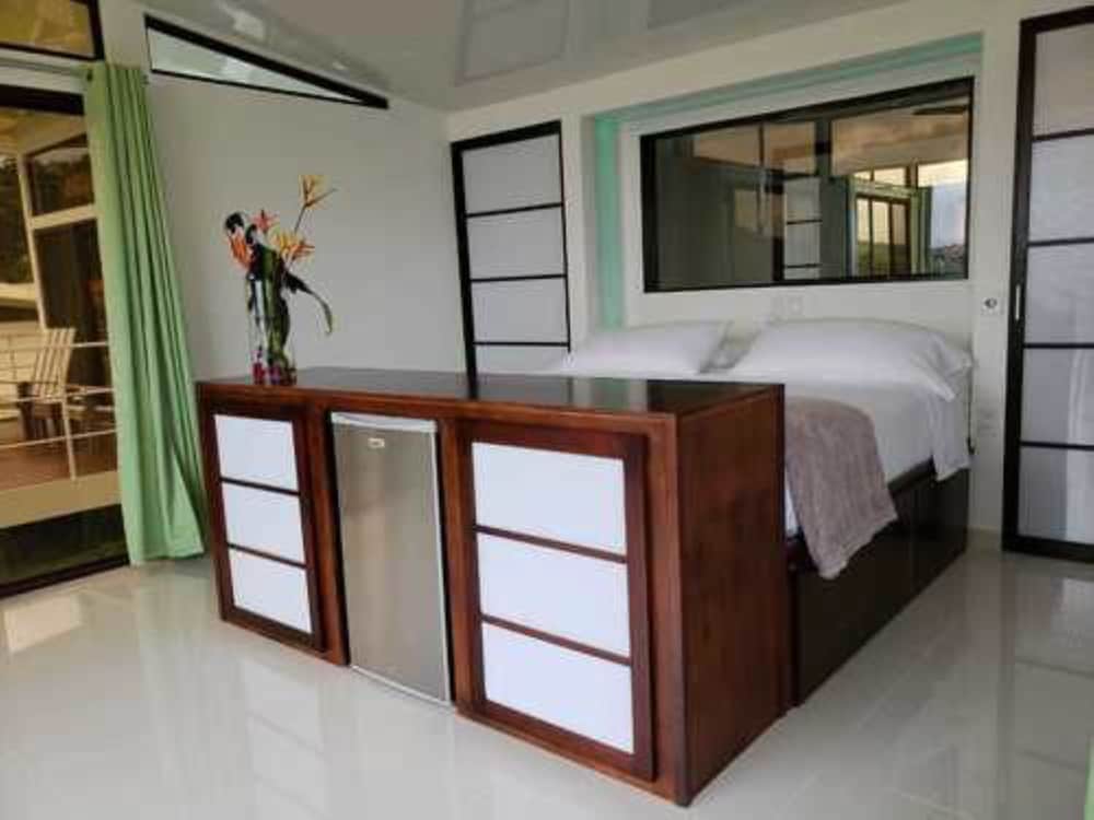 Luxury Bungalow, 1 King Bed, Non Smoking, Lake View photo 2