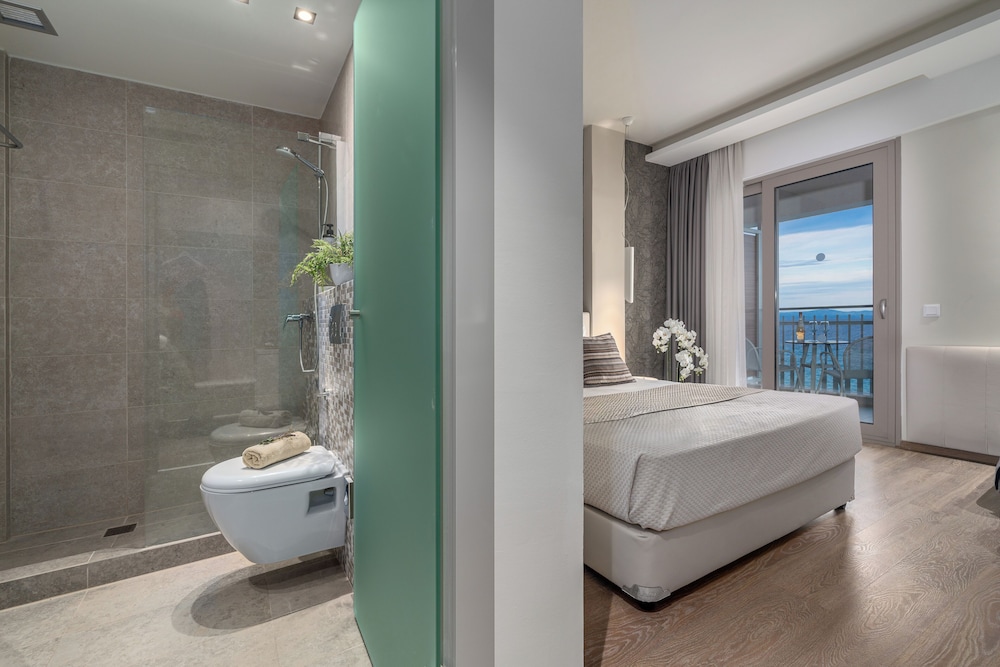 Premium Double Room, Sea Front - Photo 16