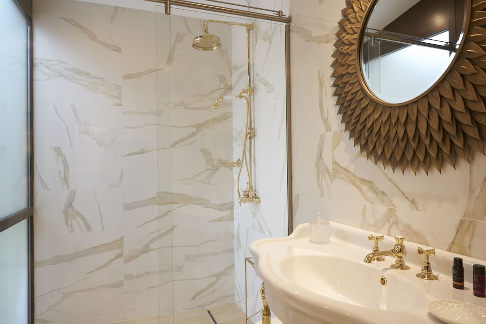 Suite (Montaigne) photo 2