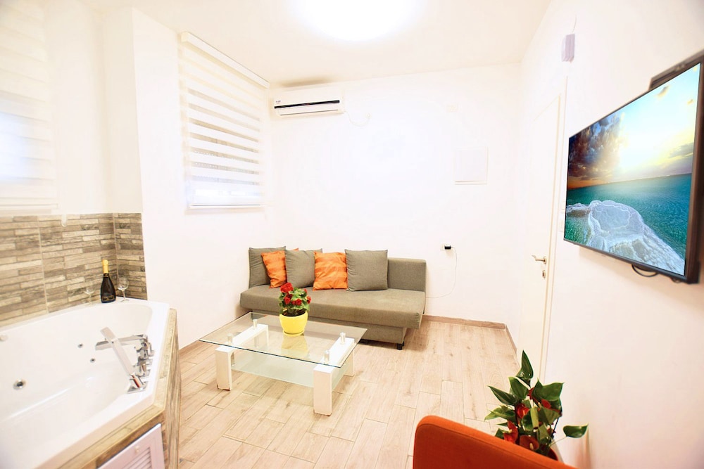 Luxury Suite, 1 Bedroom, 1 Living Room,  Jetted Tub (Nurit) photo 2