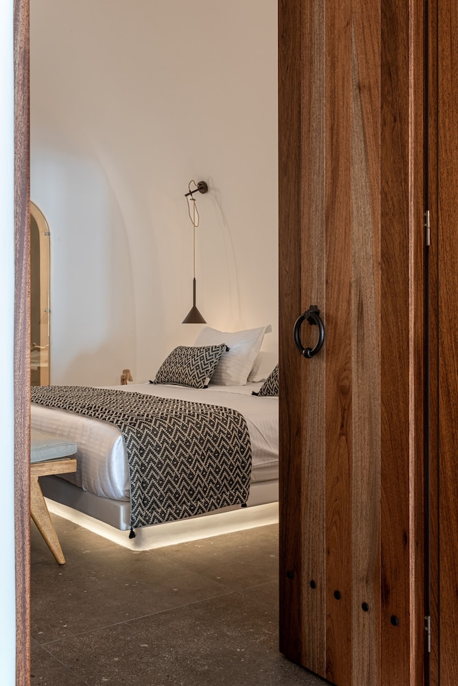 Cave two-bedroom Suite with jacuzzi - Photo 17