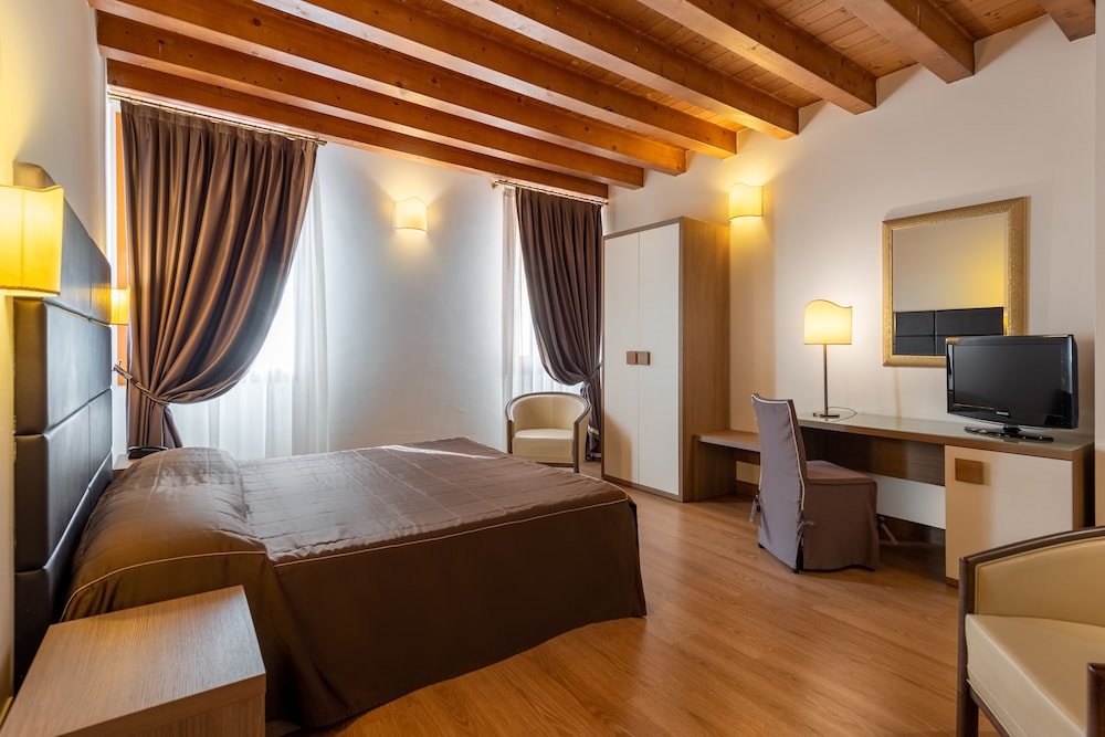 Comfort Suite, 1 Queen Bed - Photo 1