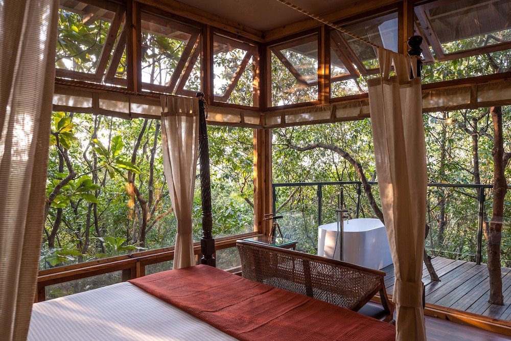 Jungle Machan with Bathtub on Deck