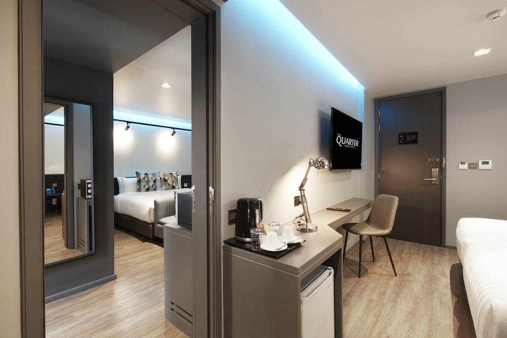 Two-Bedroom Family Suite with Bathtub photo 3