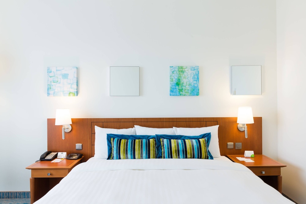 Suite, 1 King Bed with Sofa bed, Garden View