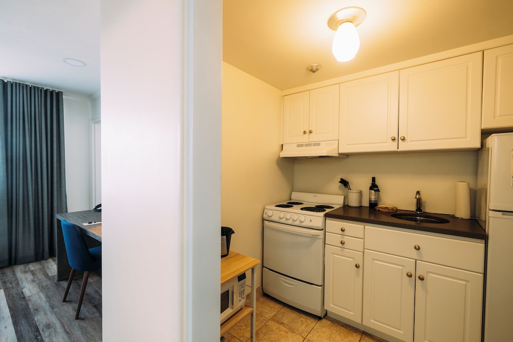 One bedroom Queen Suite with kitchenette, Upper Floor photo 2