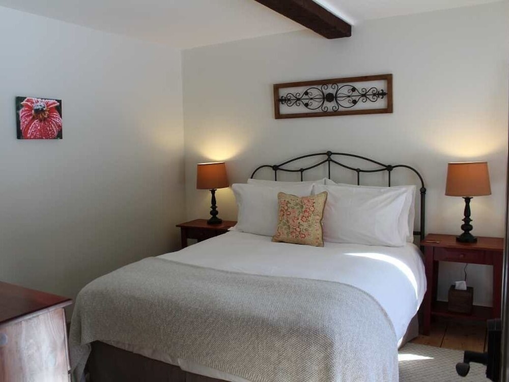 Double Room, Shared Bathroom, Mountain View (Oak Room) photo 2