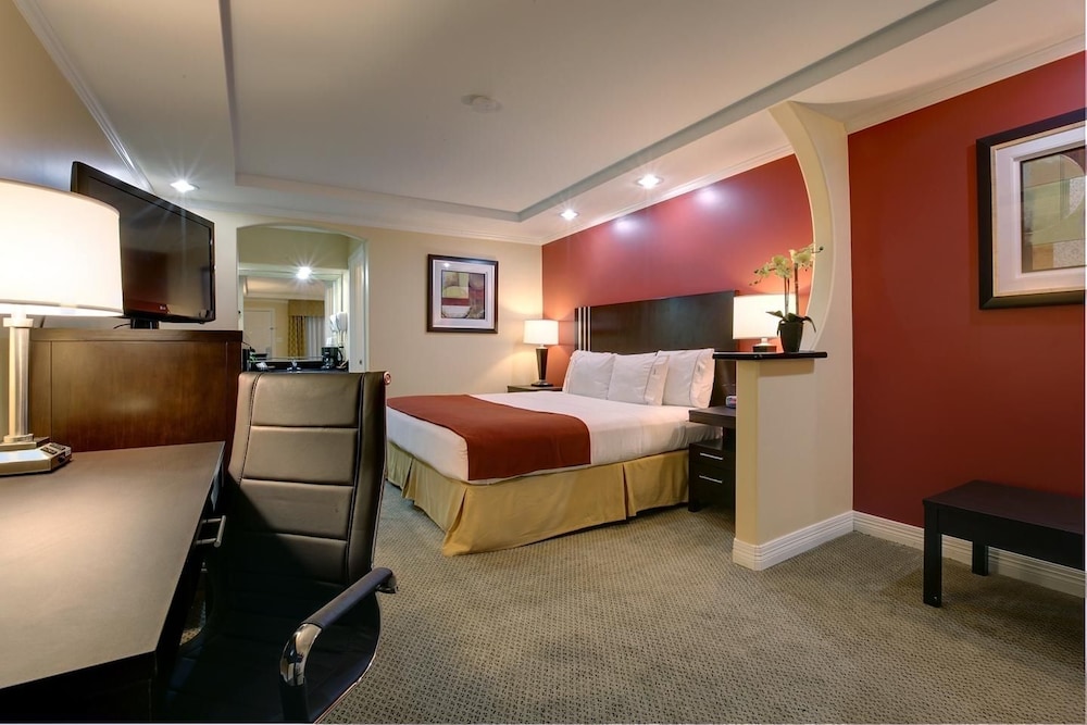 Room, 1 King Bed, Smoking - Photo 3