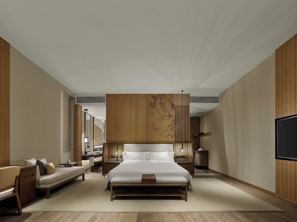 Room, 1 King Bed (Green Aura) photo 3