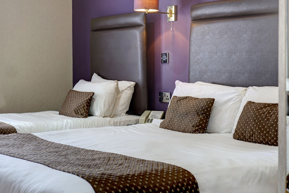 Family Room, Multiple Beds - Photo 3