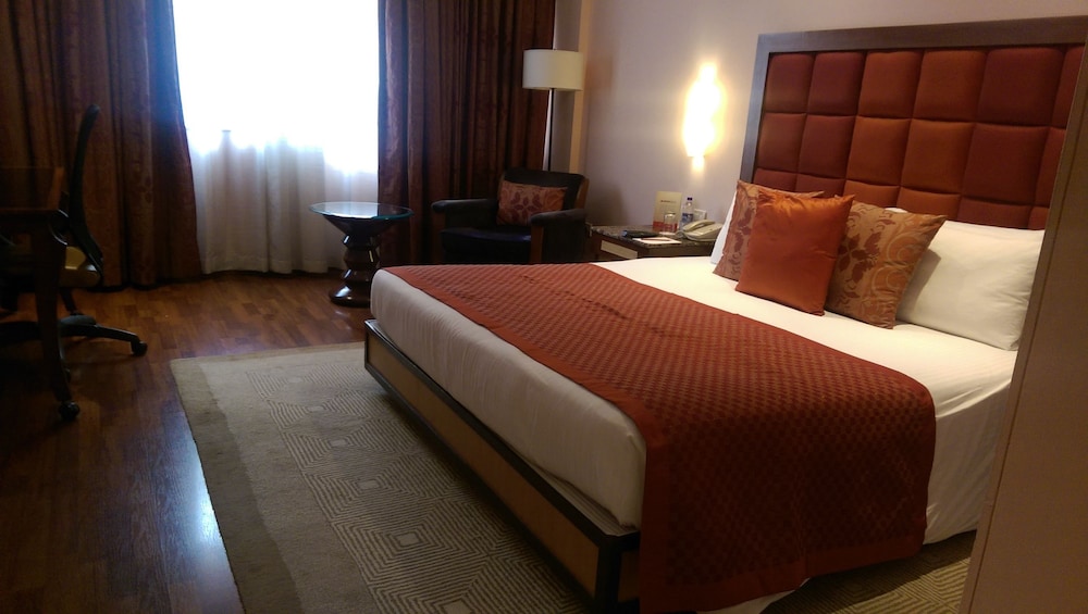 Deluxe Room Pool View Twin Bed - Photo 3