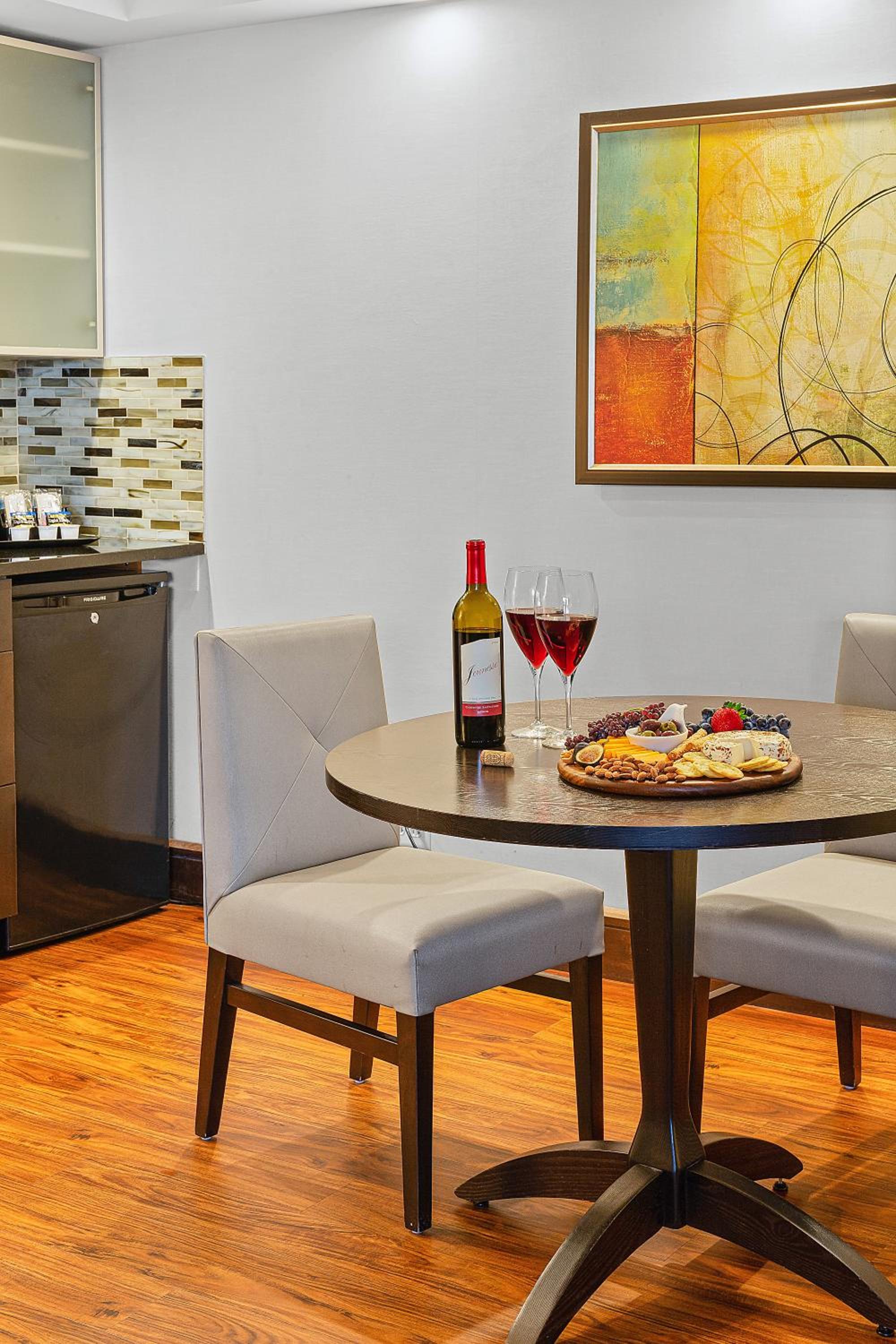 Executive Suite - Photo 3