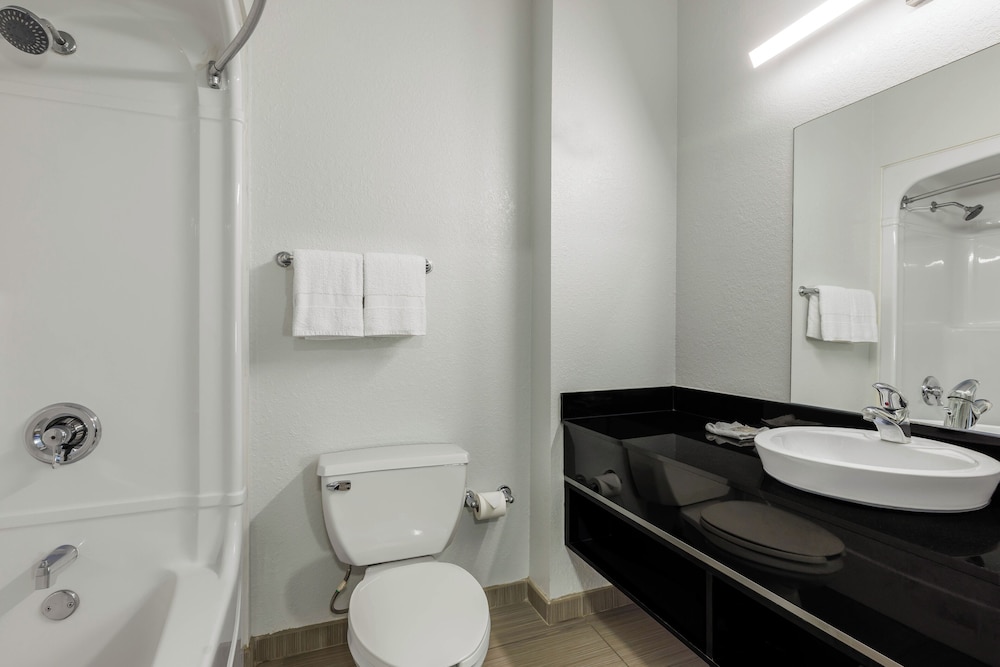 Standard Room, 2 Double Beds, Non Smoking - Photo 10