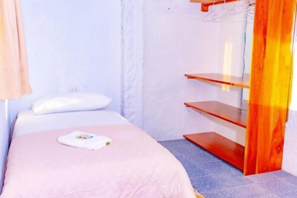 Single Room, 1 Queen Bed, Private Bathroom photo 3