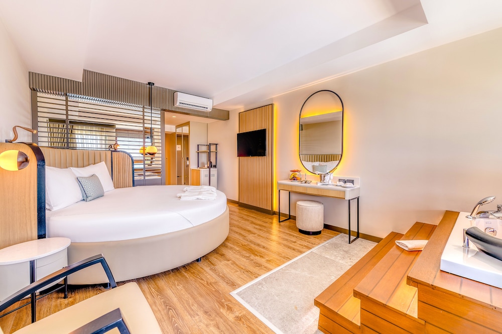 Comfort Standard Jacuzzi Room, +13 thumbnail 5