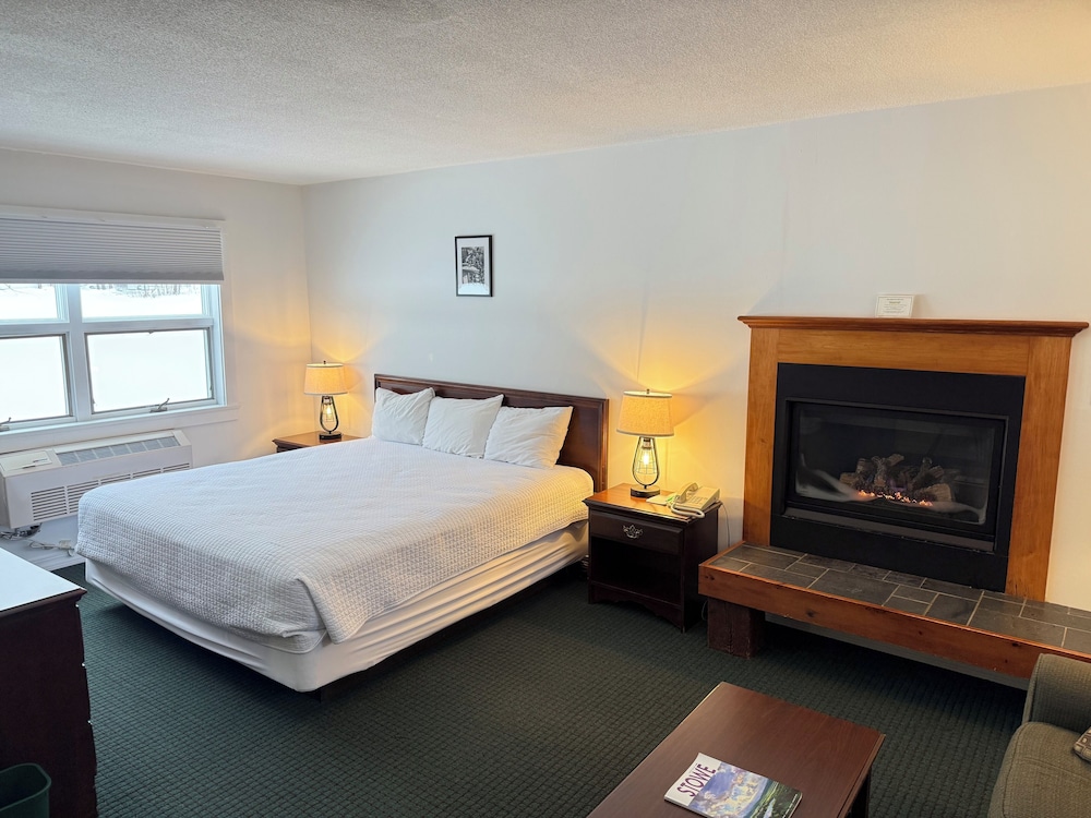 Superior Room, 1 King Bed, Fireplace photo 1